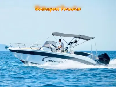 boot op open water met bimini en stuurconsole