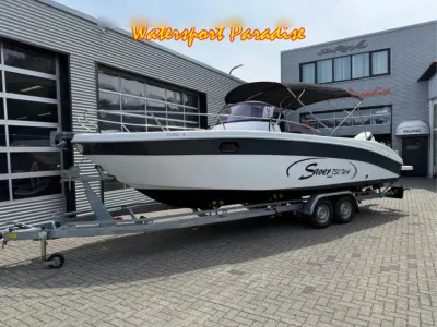 boot op trailer voor showroomgebouw