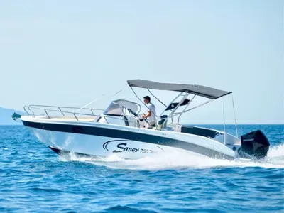 boot op open water met bimini en stuurconsole