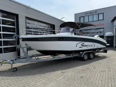 motorboot op trailer bij bedrijfsgebouw