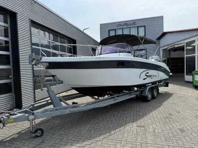 motorboot op trailer bij bedrijfspand
