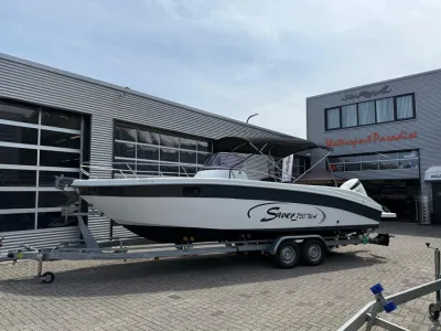motorboot op trailer voor showroom