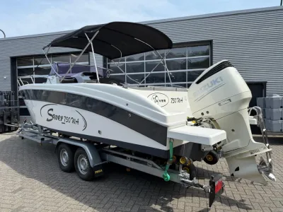 motorboot op trailer bij loods