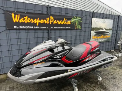 zwarte en rode waterscooter op aanhanger