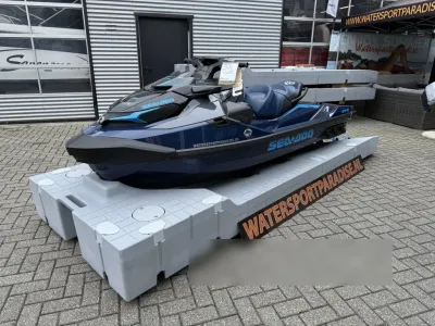 jetski op modulair dock bij buitenlocatie