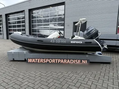 rubberboot op dock voor bedrijfsgebouw