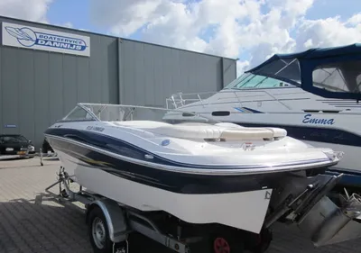 sportboot op trailer bij werf
