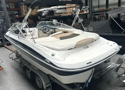 sportboot op trailer in opslaghal