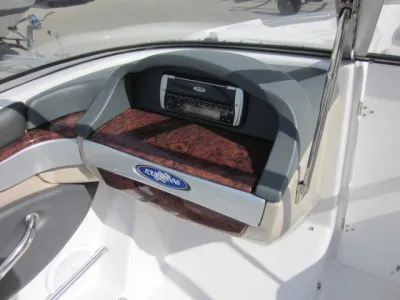 cockpit en opbergvak van boot