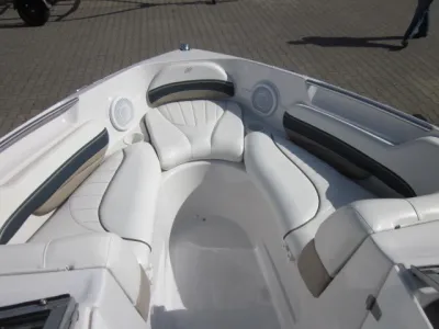 voorzijde boot met zitplaats en speakers