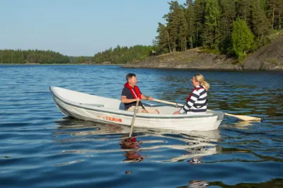 twee mensen in een roeiboot op het meer
