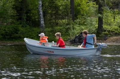 kleine boot met drie personen op stil water