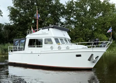 witte motorcruiser op rustig water