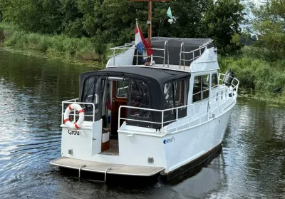 motorkruiser met flybridge op binnenwater