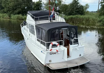 motorkruiser met flybridge op kanaal