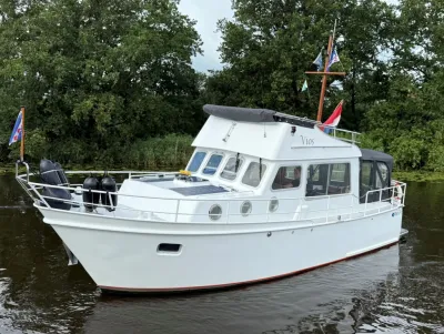 witte motorcruiser op rustig water