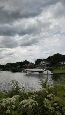 motorboot langs oever bij bewolkte hemel