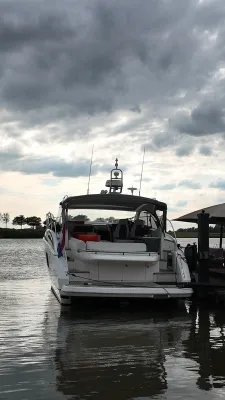 achteraanzicht van een motorjacht aan de steiger