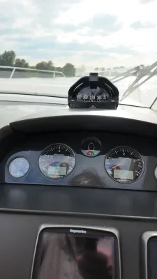 dashboard van boot met kompas en instrumenten