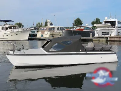 kleine motorboot in jachthaven