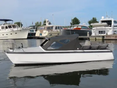 witte motorboot in jachthaven