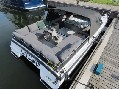 catamaran motorboot aangemeerd met kussens
