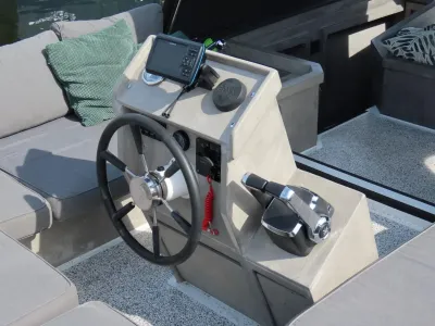 stuurconsole en zitplaatsen van een boot