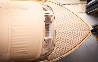 bovenaanzicht van een tender met beige bekleding
