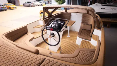 interieur van een tender met stuurconsole