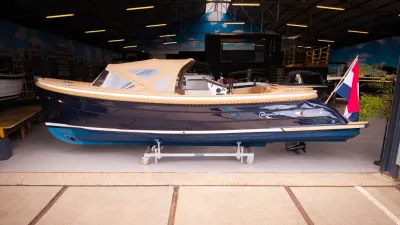 donkerblauwe sloep in showroom