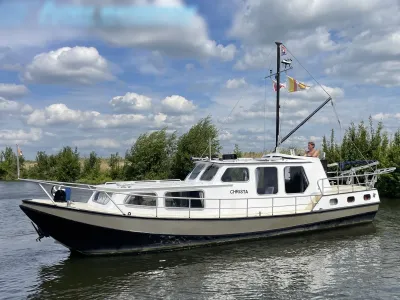 motorjacht op het water met bewolkte lucht