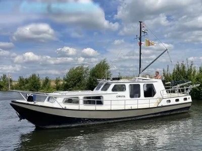 witte motorvlet op water met bemanning