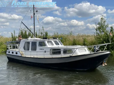 witte motorvlet op kanaal bij oever