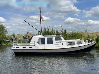 witte motorvlet op kanaal met bewolkte lucht