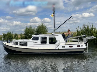 witte vlet op stil water onder bewolkte lucht