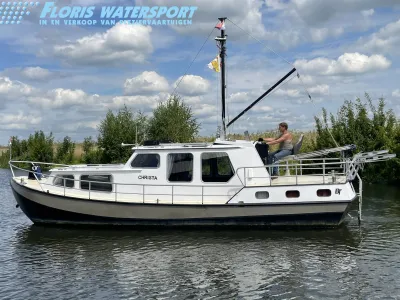 witte motorboot op kanaal met bewolkte lucht