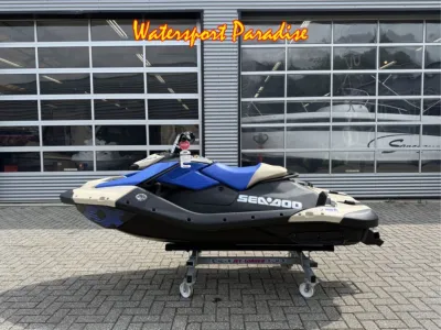 waterscooter op standaard voor garage