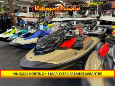 meerdere jetskis in showroom met promotiebanner