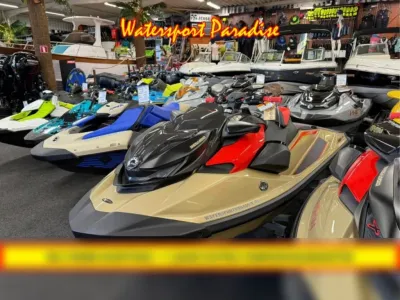 showroom met waterscooters en boten