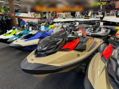 meerdere waterscooters in showroom