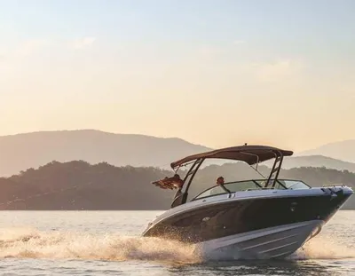 snel motorjacht met waterskiër op meer