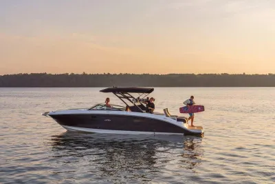 motorboot op rustig water bij zonsondergang