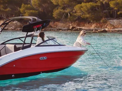 Speedboot met twee personen bij kust