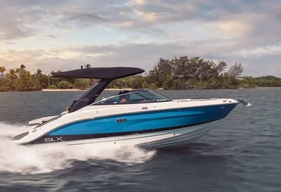 motorboot op water bij kust