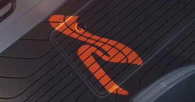 Close-up van dek met oranje logo