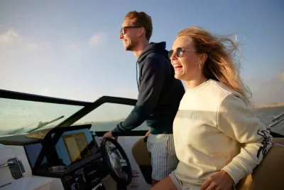 Twee mensen bij het stuur van een boot