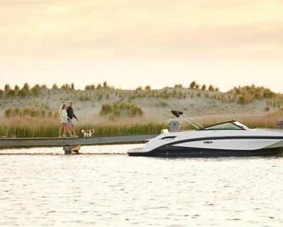 snelboot bij steiger met wandelaars