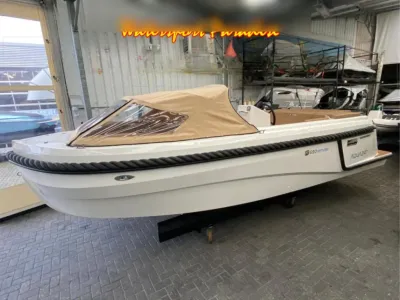 sloep in opslagloods met kap