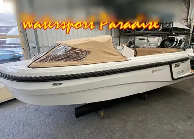 witte sloep in showroom met kap