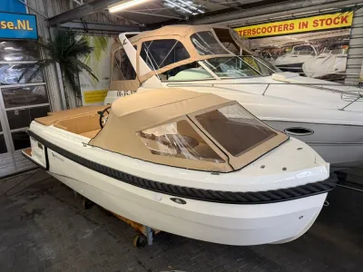 kleine sloep in showroom